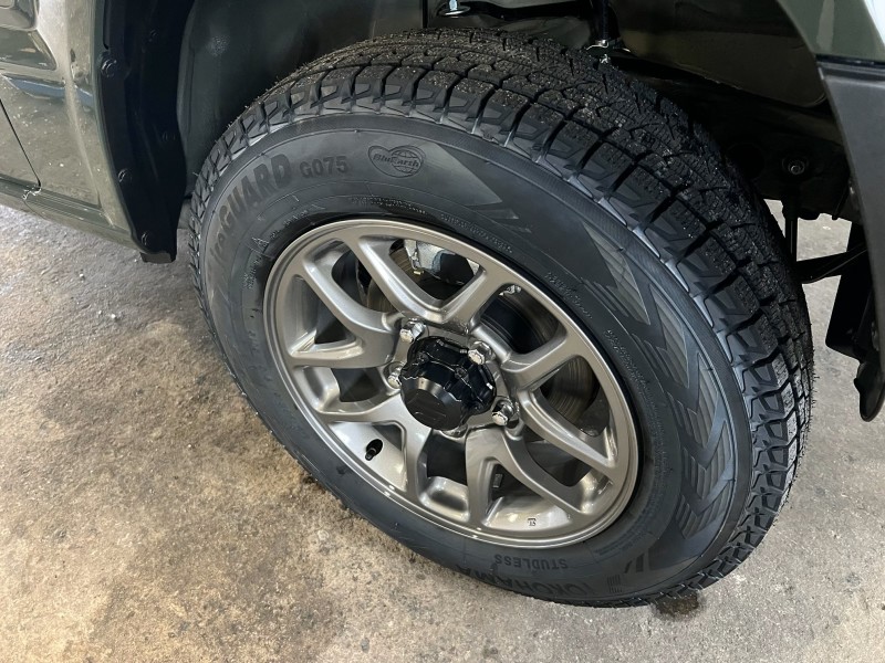 納車が冬の時期ということもあり、ノーマルタイヤからスタッドレスタイヤに入替作業をしました。