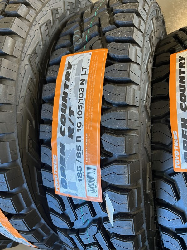 組み付けしたタイヤはTOYOタイヤの『185/85R16』のサイズのオープンカントリーR/Tというタイヤになります。 組み付けしたタイヤはTOYOタイヤの『185/85R16』のサイズのオープンカントリーR/Tというタイヤになります。
