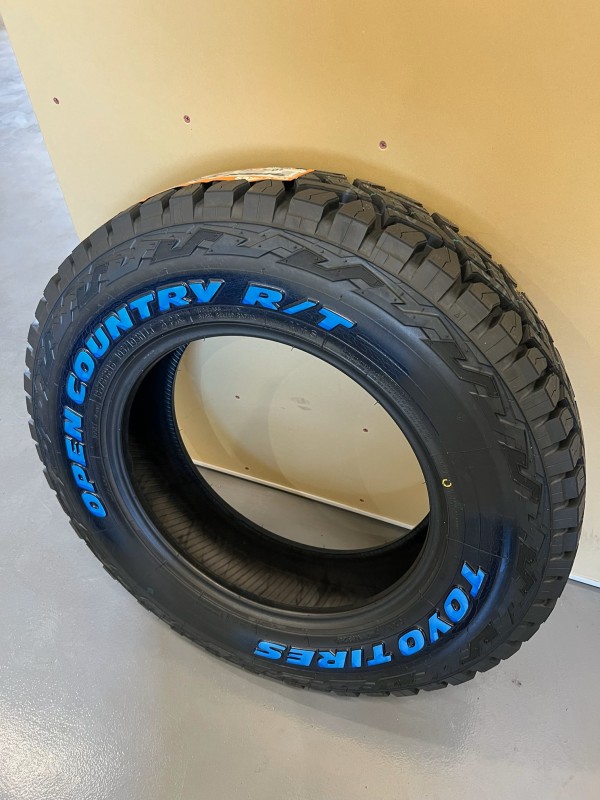 R/Tシリーズの特徴は、マッドテレーンとオールテレーンの特性を融合し、オフロード性能とオンロードでの快適性を両立しています。 R/Tシリーズの特徴は、マッドテレーンとオールテレーンの特性を融合し、オフロード性能とオンロードでの快適性を両立しています。