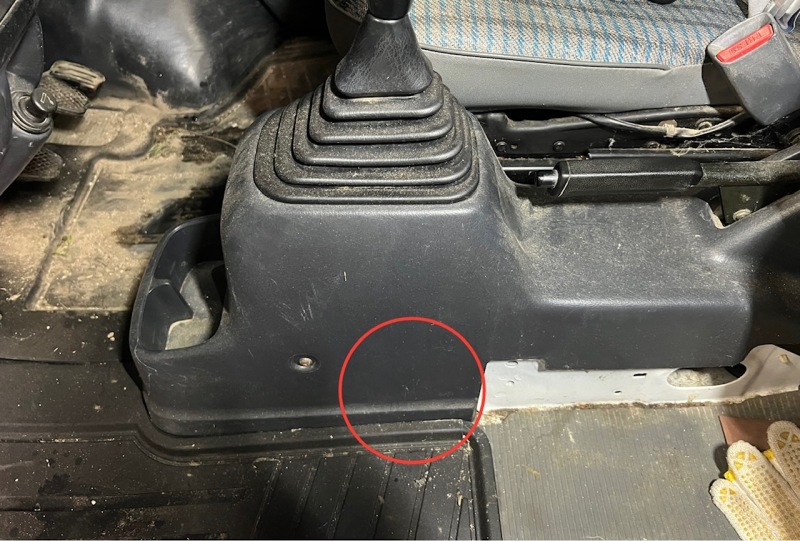 コネクタの場所は助手席側から見て、シフトノブ下部付近のパネル赤丸内部にあります。