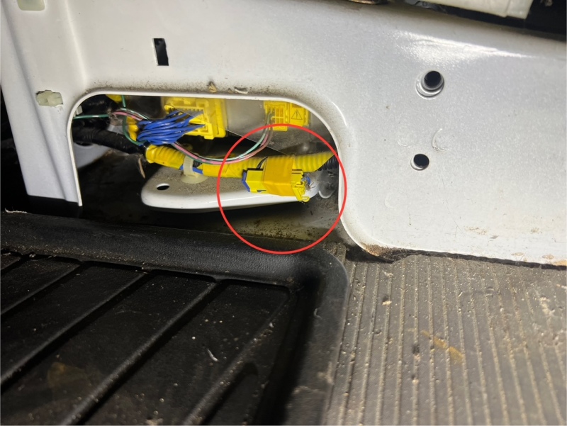 ビニールテープで固定してある赤丸がコネクタになります。