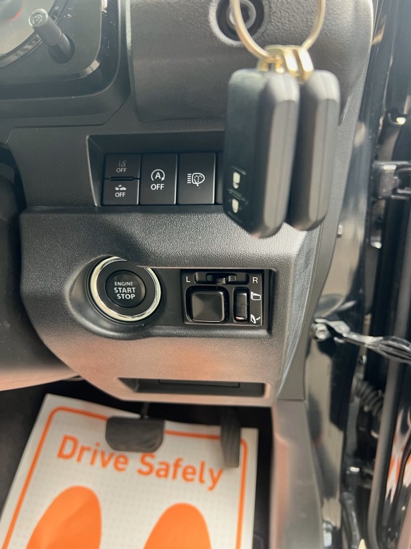 オフロードでも活躍するジムニーですが、普段使いにも欠かせない予防安全装置付きで老若男女問わず安心してお乗り頂けます。