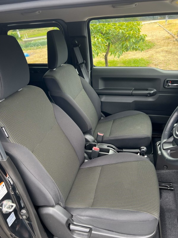 シートもシミや破れなど無く、禁煙車両の為嫌な匂いもありません。  またフロントシートは運転席、助手席共にシートヒーターが付いており、寒い冬も快適に運転が可能です。