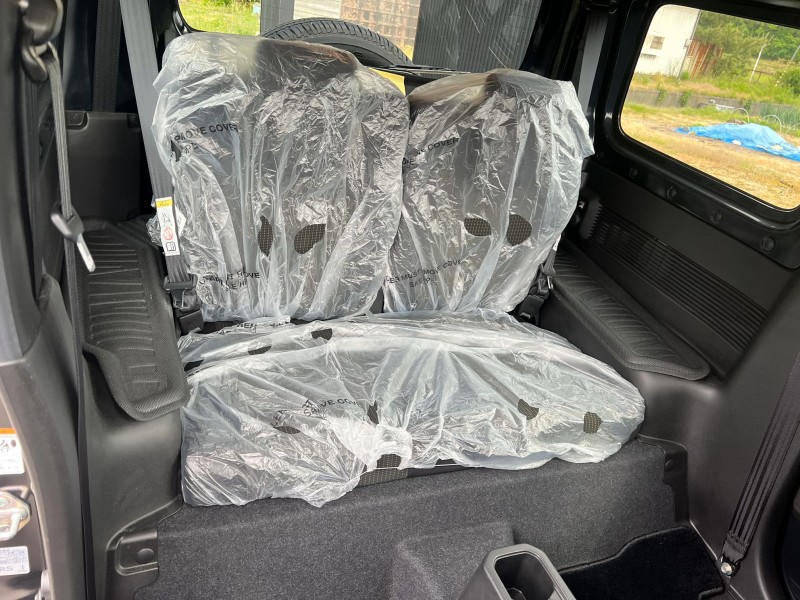 後部座席は新車装着時のナイロンカバーが被ったままの状態で、前ユーザー様は後部座席を倒して使用していた為シートはほぼ新品の状態です！
