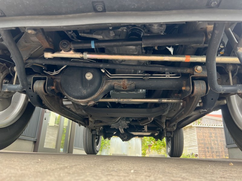 下回りはオイル漏れ等無く綺麗です。  納車時には錆止め塗装をしっかりと施工して納車させていただきます。