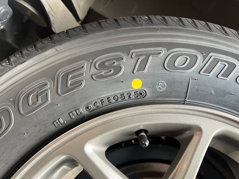 さらに、2025年製のタイヤと純正ホイールは共に新品を装着しております。