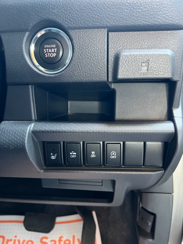 SUZUKIセーフティサポートの衝突被害軽減ブレーキ等搭載で運転支援も充実しています。