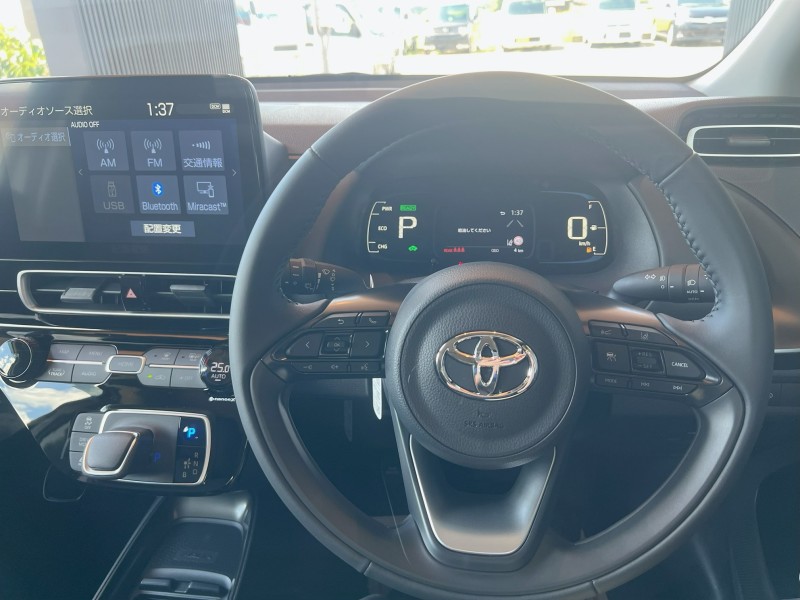 水平基調のインパネデザインで視界が広く、運転時の安心感がアップしていて、圧迫感のないスッキリした印象があります。