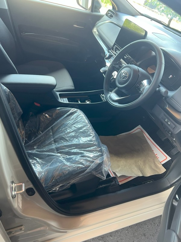 シート形状を刷新し、長時間乗っても疲れにくいホールド感を実現しています。