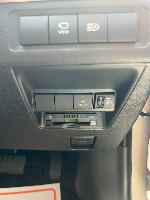 今回、竹多自動車で取付した用品は、ビルトインタイプETCや、テレビキャンセラー、サイドバイザーなどの用品を取付させて頂きました。