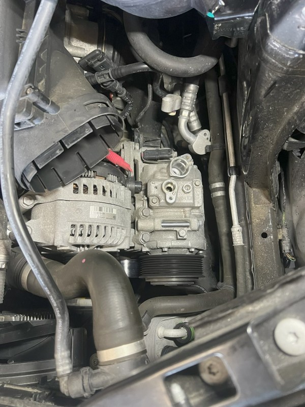 コンプレッサーを止めているボルト3本を外しコンプレッサーを外すことが出来ます。