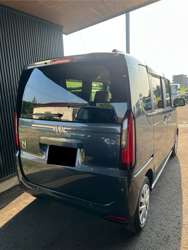 今回納車させて頂いたN-BOXの外装色はメテオロイドグレー・メタリックという特別色でとても引き締まったカッコいい色になっています。