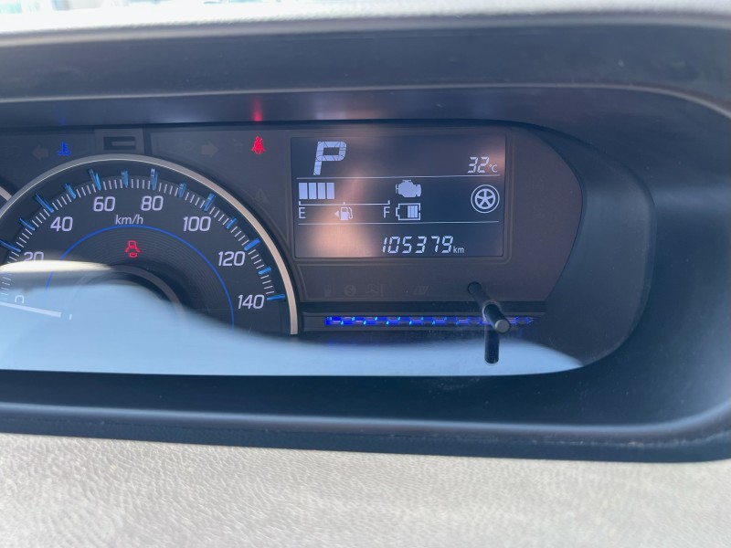 走行距離は約10万kmと走行していますが、車両状態も良好でお値段もお買い得な一台になっています。