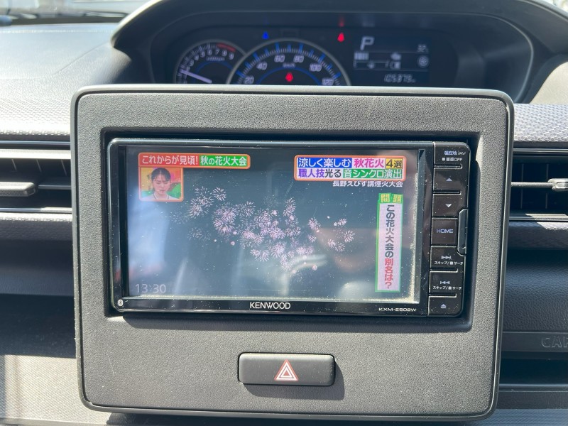 ケンウッド製7 インチワイドフルセグナビ装着で、通勤や長距離ドライブも楽しめます。