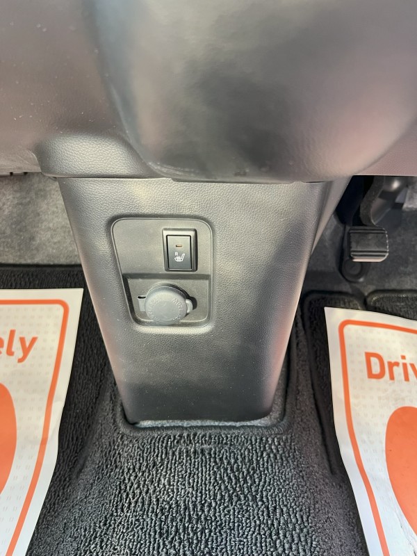 運転席にはシートヒーター装備で冬の寒い時期でも快適に運転可能です。