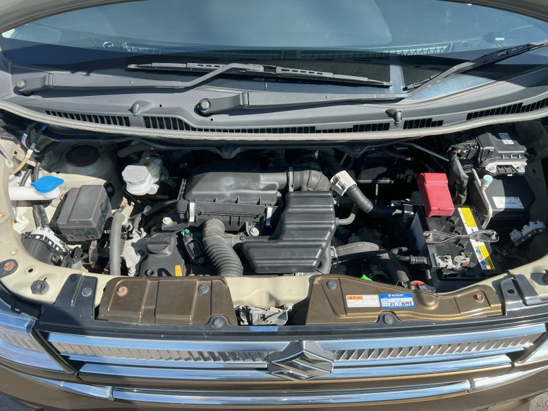 かほく市竹多自動車で販売するワゴンＲのエンジンルームです。