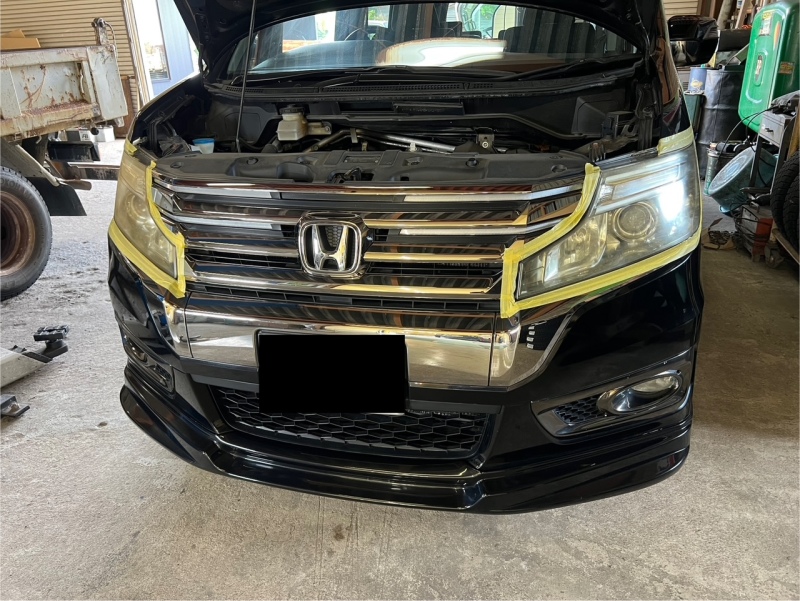 まずはヘッドライト周りをマスキング作業して、ペーパーで番手を上げながら水研ぎを行っていきます。