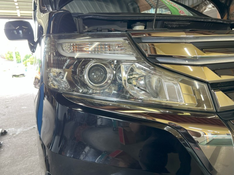 ヘッドライト磨き後の右側ヘッドライトの状態です。