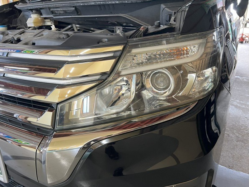 ヘッドライト磨き後の左側ヘッドライトの状態です。