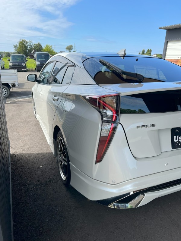 前後左右にモデリスタエアロ付きでワイルドでカッコいい仕上がりのプリウスになっています！！