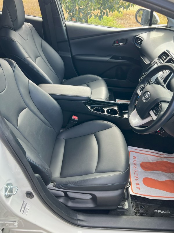 シートは合成皮革表皮仕様になっており、高級感も高く座り心地も抜群です。