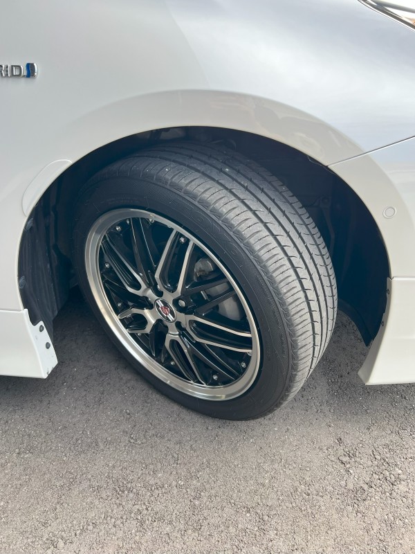 ホイールは社外の17インチカスタムホイールを装着しており、モデリスタエアロとマッチしてオリジナルでカッコいい仕上がりになっています。