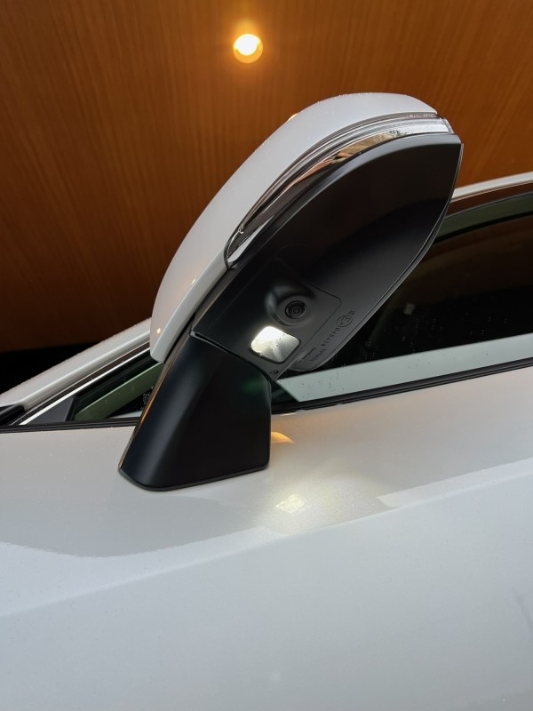 ミラー下部に付いているウェルカムライトのバルブをホワイト色LEDに交換しました。