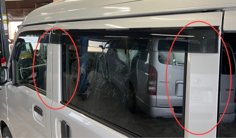 参考までに、現行型エブリィの他の車両ですが、このように通常はボディー色と同色のピラーになっております。