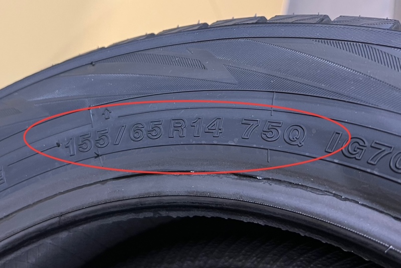 タイヤのサイズは、タイヤの側面に数字とアルファベットによって示されています。