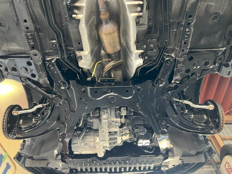 フレーム部分まで隅々防錆塗装を行います。