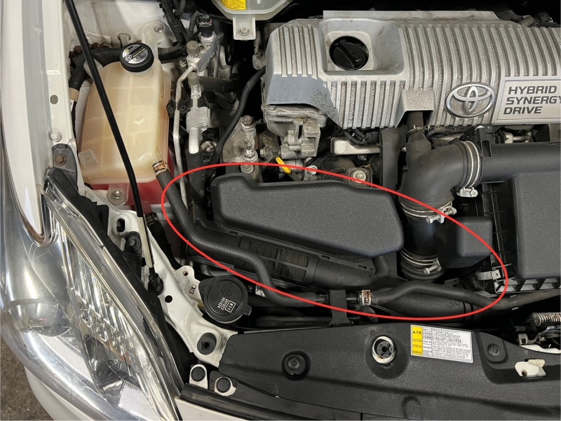 赤丸部品のエアクリーナーインレットASSYを取り外すとその下にウォーターポンプが見えます。