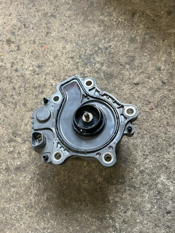 これが取り外したウォーターポンプです。