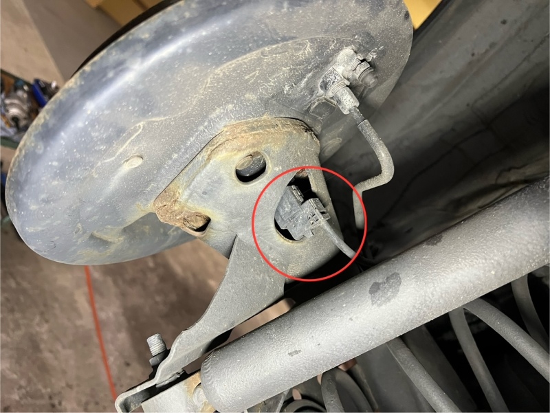 後ろに車速センサーのコネクターがあるので、外してから作業します。