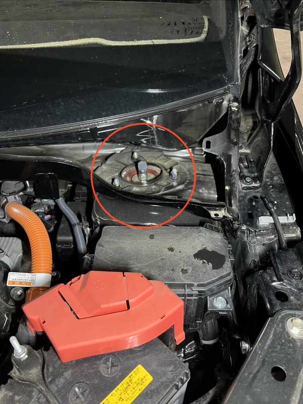 カウルトップを外すと、右側サスペンション上部が見えます。