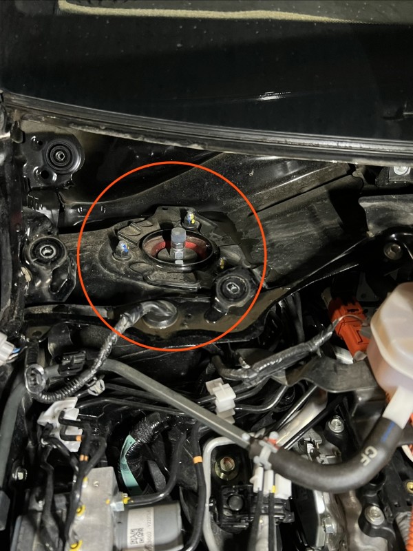 ワイパーモーターを外すと、その下に右側サスペンション上部が見えました。