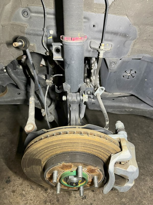 タイヤを外し、サスペンションに付属している部品を取り外していきます。