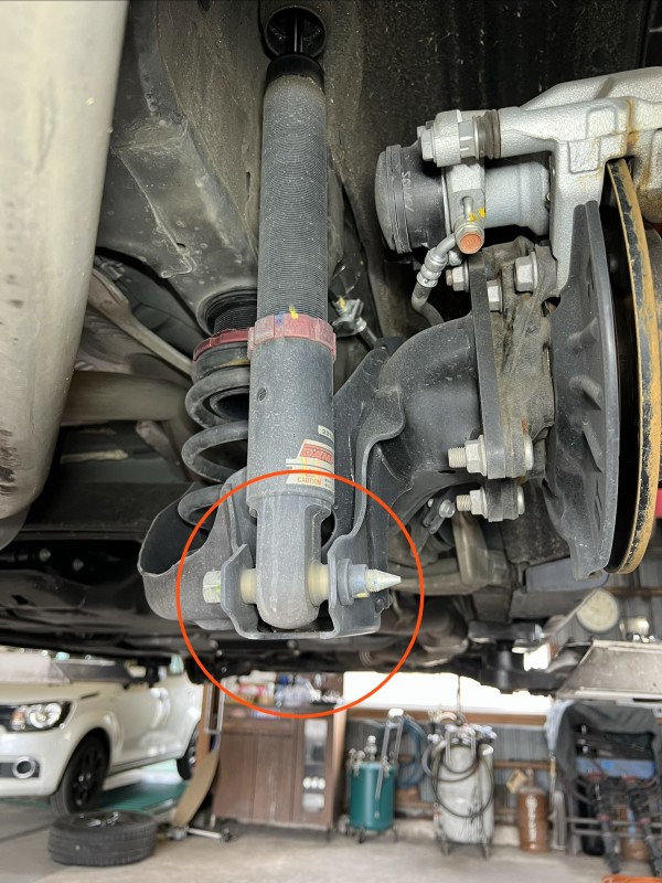 下側のボルトを取り外しスプリングとショックアブソーバーを純正品に交換していきます。