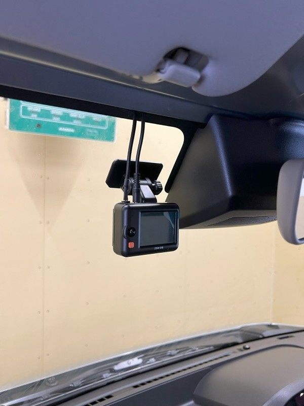 前後2カメラドライブレコーダーのフロントカメラになります。