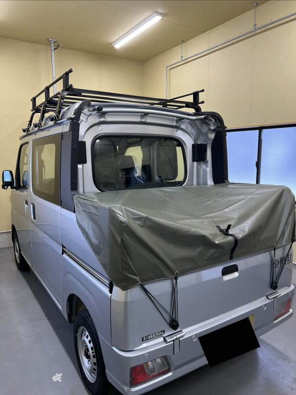 ルーフキャリアや荷台の幌カバーも取付しました。