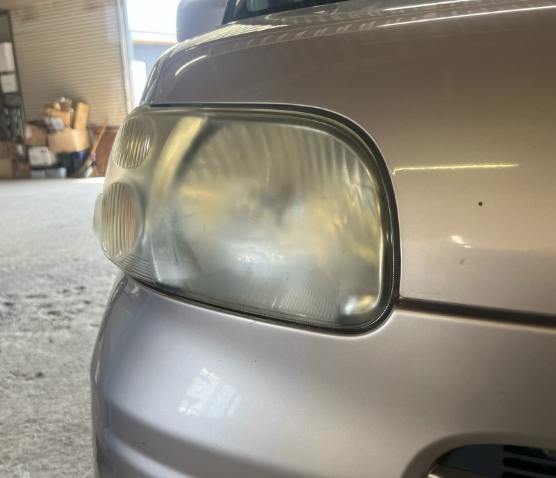 2025年夏にヘッドライト磨き作業したお車の、施工前はこの様な状態でした。