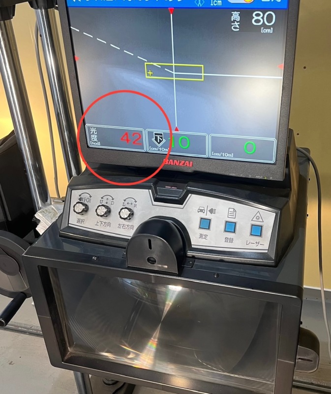 ヘッドライトテスターで光度を計測しても車検不適合な明るさで暗い状態でした。